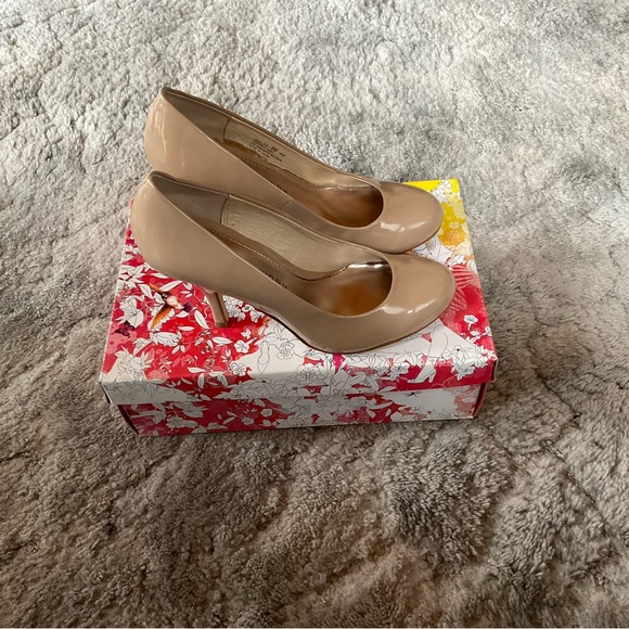 Chinese Laundry patent leather New Love pump. - Picture 2 of 8